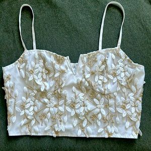 Cute vine embroidered tank top. Zipper on the back and adjustable straps.
